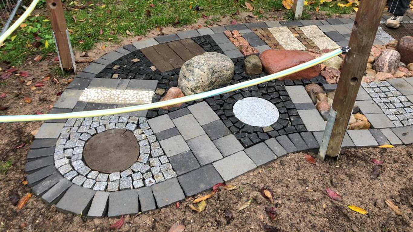 Bouwwerkzaamheden voor het blotevoetenpad voor het kinderdagverblijf Wilhelmskirche Kneipp